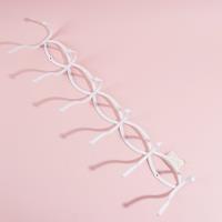 8652 زهور بيضاء مزدوجة الصفوف مع ستة أقواس.