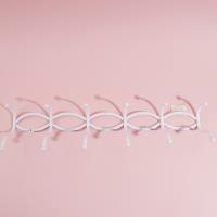 8652 زهور بيضاء مزدوجة الصفوف مع ستة أقواس.