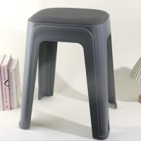 121 tabourets en cuir.