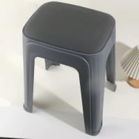 121 tabourets en cuir.