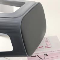 121 tabourets en cuir.