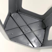 121 tabourets en cuir.