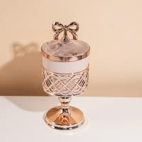 6899-C Petit pot européen à pieds hauts avec bordure en or rose.