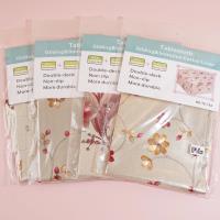 La nappe TE-19A en soie dorée mesure 80 x 140 cm.