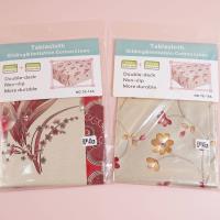 La nappe TE-19A en soie dorée mesure 80 x 140 cm.