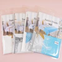 La nappe TE-23 au style minimaliste et luxueux mesure 137 x 183 cm.