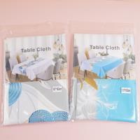 La nappe TE-23 au style minimaliste et luxueux mesure 137 x 183 cm.