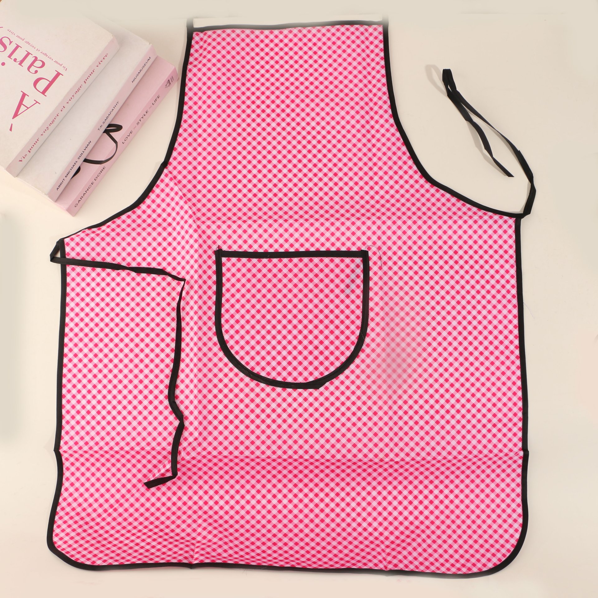 Mixed-style black-bordered aprons