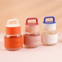 كأس به مقابض سميكة.