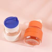 كأس به مقابض سميكة.