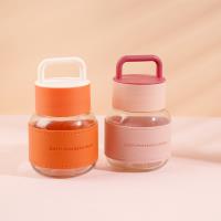 كأس به مقابض سميكة.