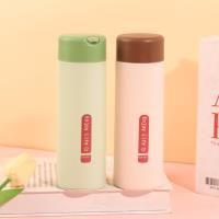 كأس بمقبض حبلي.